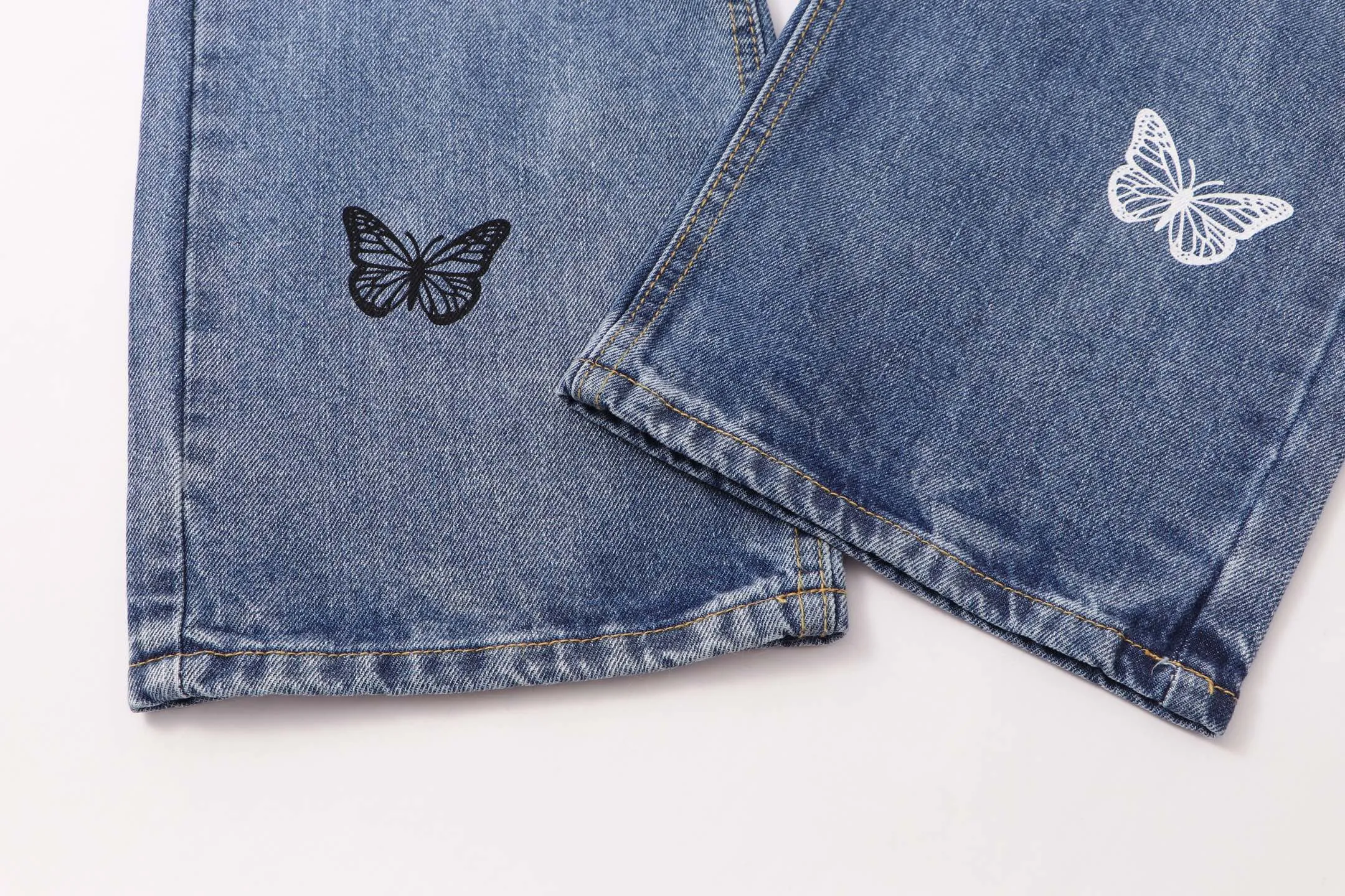 P240 Style number: H72 Croxin & 𝐂𝐡𝐫𝐨𝐦𝐞 𝐇𝐞𝐚𝐫𝐭 ss25 blue butterfly print jeans. Styles with different wash textures are very friendly to people with thin legs. The slightly flared version perfectly modifies the leg shape. The timeless and moderate length makes it easy to match and match. It is the basis for various styles and is a must-have in your wardrobe! The fabric is stiff but also makes the upper body soft without losing texture. The washing process is even more perfect. It is a must-have item for everyone! ! ! Washed wheat, hang tag, pants label, three labels complete Color: blue Size: 30-32-34-36